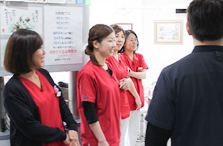 朝礼で発言する衛生士
