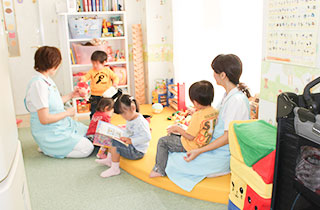 子どもと遊ぶ保育士