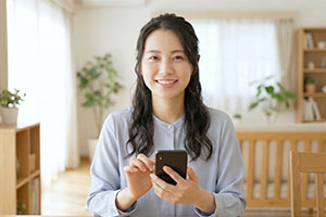 電話する笑顔の女性