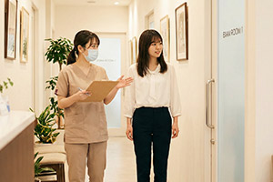 患者さんを案内する歯科スタッフ