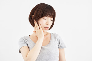 歯がしみて痛い女性