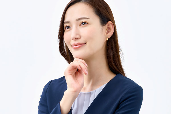 顎に手を当てる女性
