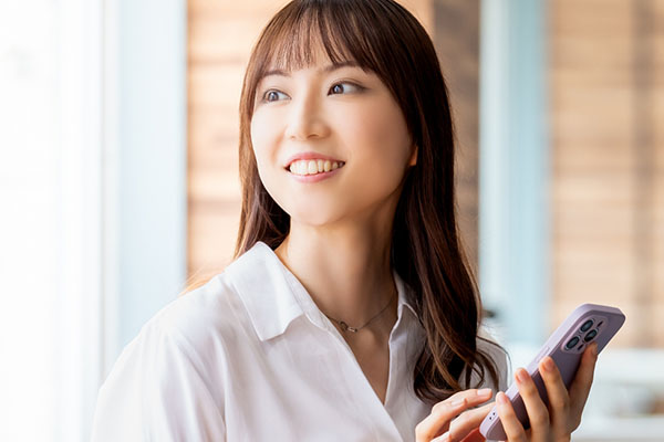 スマホを手にする女性