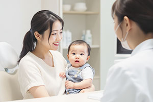 子どもと一緒に歯医者さんを訪ねた母親