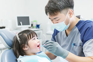 歯医者で笑顔の子ども