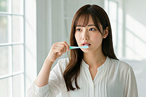 歯みがきをする女性