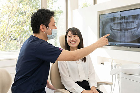 インプラントの説明をする歯科医師