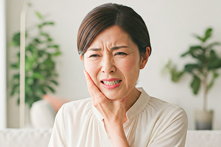 歯が痛い女性
