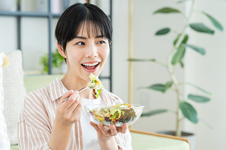 食事を楽しむ女性