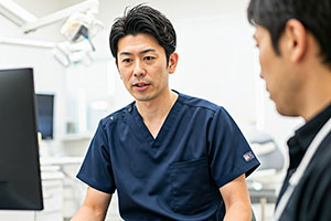 患者さんに説明する歯科医師