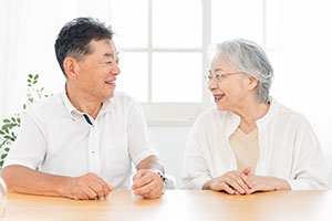 談笑する年配夫婦