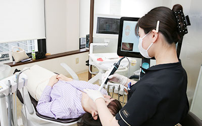 iTeroで歯型を取得する歯科衛生士
