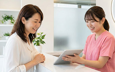 矯正の定期検診を受診する女性