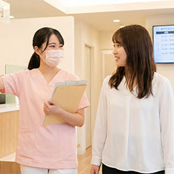 医院を案内される女性