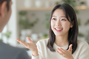 人前で話す女性