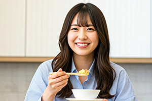 食事を楽しむ女性