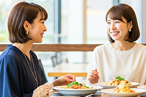 食事を楽しむ女性