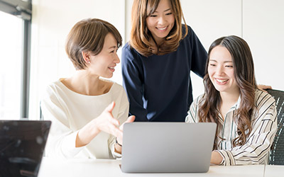 目立たずに矯正できる