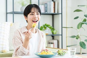 食事を楽しむ女性