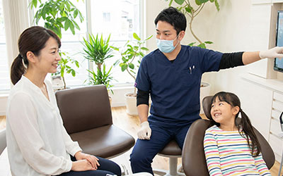 子供に説明する歯科医師