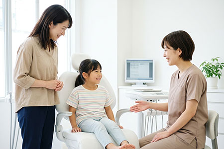 親子で歯科医師の説明を聞く様子