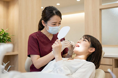 歯のクリーニングを受診する母親