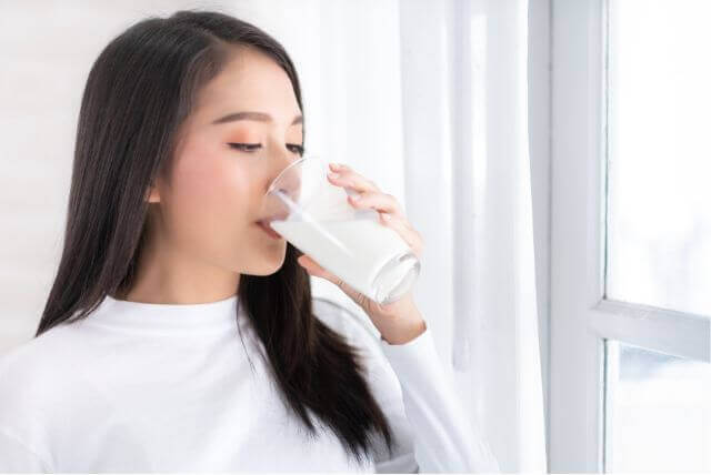 水を飲む女性